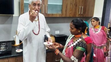 Photo of रायपुर : बैगा आदिवासी महिलाओं ने उप मुख्यमंत्री श्री टी.एस. सिंहदेव की रसोई में पहुंचकर बनाया कांग खीर, फिर खाकर श्री सिंहदेव ने कहा अद्भूत है इसका स्वाद, दोबारा खाने की इच्छा जताई
