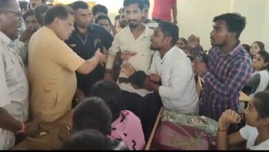 Photo of बिरगांव में सांसद सुनील सोनी के कार्यक्रम में हंगामा: युकां ने छात्राओं के बीच की गाली गलौज, बीजेपी ने किया खमतराई थाने का घेराव