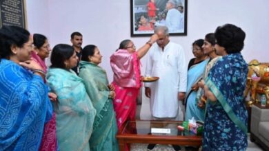 Photo of रायपुर : राज्य महिला आयोग की अध्यक्ष श्रीमती नायक ने रक्षाबंधन पर गोबर और धान से बनी राखी मुख्यमंत्री की कलाई पर बांधी