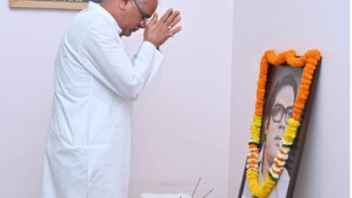 Photo of रायपुर : मुख्यमंत्री ने राज्य गीत के रचयिता डॉ. नरेन्द्र देव वर्मा की पुण्यतिथि पर उन्हें नमन किया