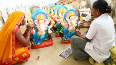 Photo of महासमुंद : चन्द्रहासिनी समूह की दीदियों द्वारा निर्मित इकोफ्रेंडली गणपति विराजेंगे इस बार घरों और पंडालों में आकर्षक रंगों और आकार में 2 सौ रुपये से 4 हजार रुपये तक विक्रय हेतु उपलब्ध रीपा से जुड़कर बदल रही जिंदगी