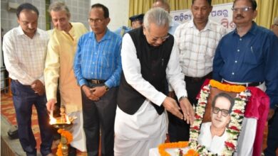 Photo of छत्तीसगढ़ : राज्यपाल श्री हरिचंदन ने प्रख्यात साहित्यविद् और प्रकाशक श्री अनंत मिश्र के तैल चित्र का अनावरण किया