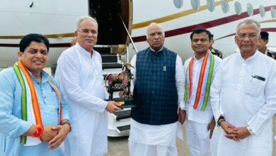 Photo of मुख्यमंत्री श्री भूपेश बघेल ने राज्यसभा के नेता प्रतिपक्ष श्री मल्लिकार्जुन खड़गे को स्वामी विवेकानंद एयरपोर्ट रायपुर से भावभीनी विदाई दी