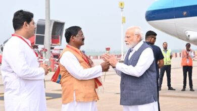 Photo of प्रधानमंत्री श्री नरेंद्र मोदी का राजधानी रायपुर के स्वामी विवेकानंद विमानतल पर छत्तीसगढ़ के खाद्य और संस्कृति मंत्री श्री अमरजीत भगत ने आत्मीय स्वागत किया