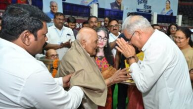 Photo of रायपुर : मुख्यमंत्री श्री भूपेश बघेल ने बुजुर्गों का शॉल और श्रीफल देकर किया सम्मान, बुजुर्गों को 825 सहायक उपकरणों का किया गया वितरण