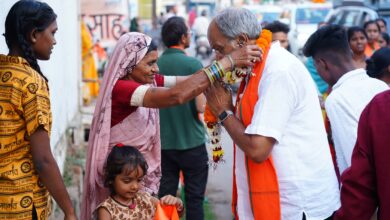 Photo of बृजमोहन ने सोमवार को एक बार फिर रायपुर दक्षिण की सड़कों पर उतरे और जनता से संपर्क किया। क्षेत्र वासियों ने जगह जगह पर फूल माला पहनाकर और आतिशबाजी कर बृजमोहन अग्रवाल का स्वागत