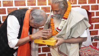 Photo of रायपुर : विधायक बृजमोहन अग्रवाल ने आठवीं बार प्रचंड मतों से विजई होने पर , महंत श्री राम सुंदर दास को साल और श्रीफल भेंट कर चरण स्पर्श कर आशीर्वाद प्राप्त किया