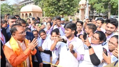 Photo of अपने बीच मुख्यमंत्री को पाकर खुश हुए युवा, मुख्यमंत्री को दी बधाई