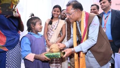 Photo of जब बिरहोर बच्ची ने दिल जीत लिया मुख्यमंत्री का, नन्ही अंजू बिरहोर ने कहा बड़ी होकर मैं बनूंगी स्कूल की मैडम