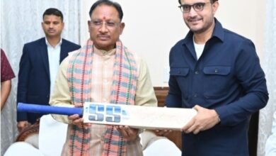 Photo of मुख्यमंत्री को श्री गांगुली ने भेंट किया हस्ताक्षरित बल्ला, सीएम ने कहा बचपन में क्रिकेट में इतनी रुचि थी कि लकड़ी से खुद बनाते थे बैट 