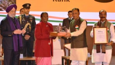 Photo of राष्ट्रपति के हाथों मुख्यमंत्री श्री विष्णु देव साय और उप मुख्यमंत्री श्री अरूण साव ने ग्रहण किया पुरस्कार