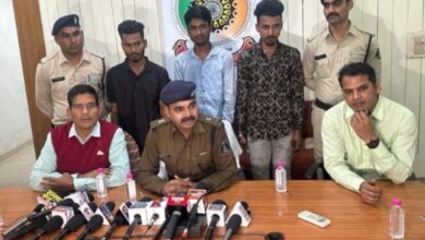 Photo of रायपुर पुलिस की गाँजा तस्करी पर बड़ी कार्यवाही, गांजा परिवहन करते उत्तर प्रदेश के 02 अंतर्राज्यीय गांजा तस्करों सहित कुल 03 आरोपी गिरफ्तार