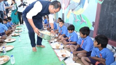 Photo of न्योता भोज का शुभारंभ रायपुर से, कलेक्टर ने अपने हाथों से बच्चों को भोजन परोस मनाया अपना जन्मदिन