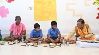 Photo of जन्मदिन पर मुख्यमंत्री श्री साय का न्योता भोज, अपनी थाली की मिठाई बाजू में बैठे बच्चों को दे दी