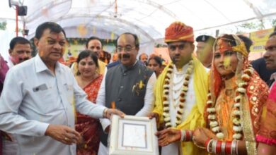 Photo of उपमुख्यमंत्री श्री अरुण साव ने सामूहिक विवाह में शामिल होकर नवदंपत्तियों को दी बधाई और शुभकामनाएं : समाज के लिए प्रेरणा बन आदर्श जीवन-यापन करें नवदंपत्ति 