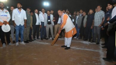 Photo of मुख्यमंत्री ने अंतर्राजजीय क्रिकेट प्रतियोगिता के समापन समारोह में बैटिंग में अजमाया हाथ, लगाया करारा शॉट