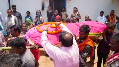 Photo of छत्तीसगढ़ : पथर्रा गांव पहुंचे सांसद विजय बघेल, शोकाकुल परिवार से मुलाकात कर, उनका दुःख बांटा और ढांढस बंधाया