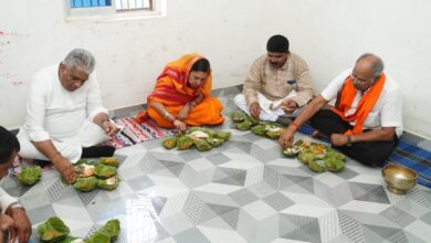 Photo of jtk: चुनाव प्रचार के दौरान बृजमोहन ने चखा पारम्परिक ओड़िया भोजन का स्वाद..