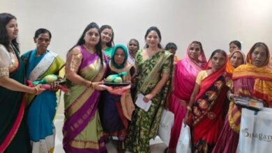 Photo of रायपुर : अग्रवाल महिला मंडल गुढ़ियारी द्वारा समर कैंप 8 दिवसीय मारुति मंगलम भवन में समापन किया  समर केंप में 65+के समस्त समाज की महिलाओं का साड़ी और फल देकर सम्मान  किया