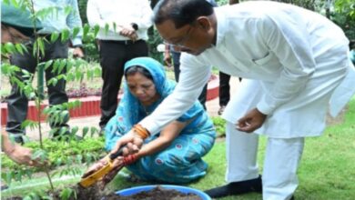 Photo of विश्व पर्यावरण दिवस : मुख्यमंत्री ने सपरिवार अपने निवास परिसर में रोपा नीम, रुद्राक्ष और चीकू का पौधा