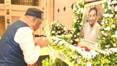 Photo of मुख्यमंत्री श्री विष्णु देव साय और केंद्रीय ऊर्जा मंत्री श्री मनोहरलाल खट्टर ने स्वर्गीय श्री महेंद्र सिंह कलचुरी की शोक सभा में शामिल होकर श्रद्धांजलि दी