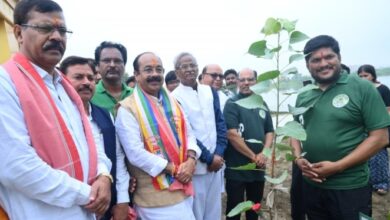 Photo of उपमुख्यमंत्री ने गुरूपूर्णिमा पर आयोजित वृहद वृक्षारोपण कार्यक्रम में गजराज बांध में लगाया पीपल का पौधा