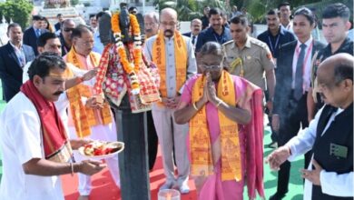 Photo of CG jtk : राष्ट्रपति श्रीमती द्रौपदी मुर्मु ने देशवासियों के सुख-समृद्धि और निरंतर प्रगति के लिए आशीर्वाद मांगा… मंदिर सेवा समिति के सदस्यों से मिलकर जाना हाल-चाल